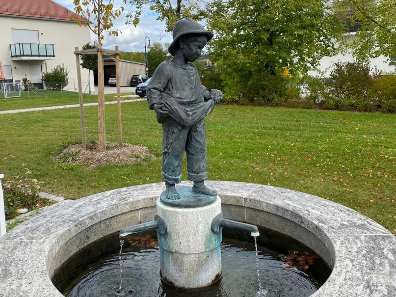 Grossansicht in neuem Fenster: Brunnen vor dem Rathaus Ilmmünster